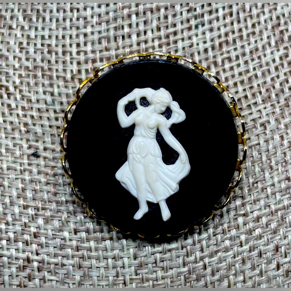 Dancing Cameo